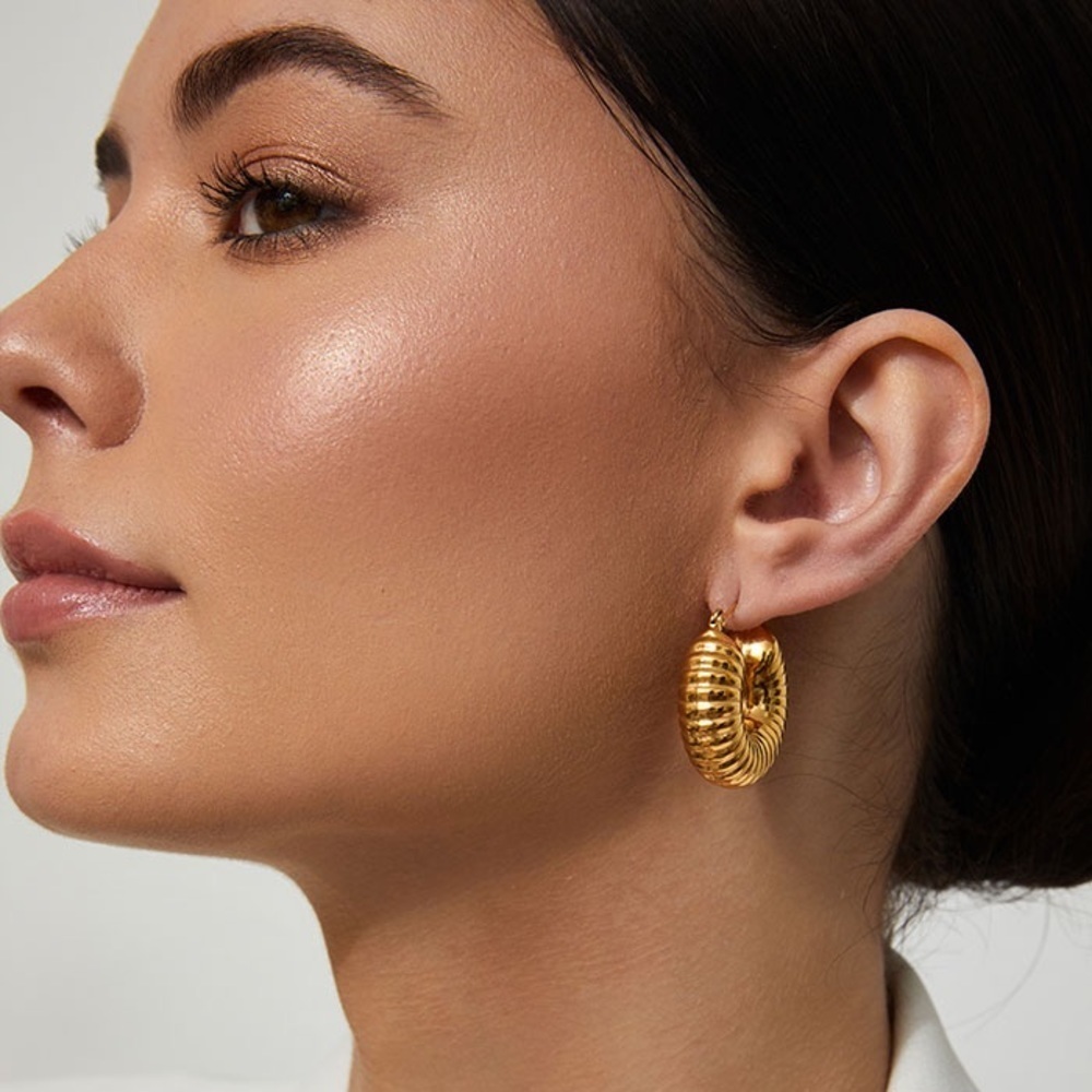 18k Gold Plated Shell Hollow Hoop Earrings